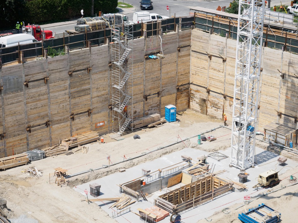 Interface de suivi de chantier à distance avec image de chantier en direct